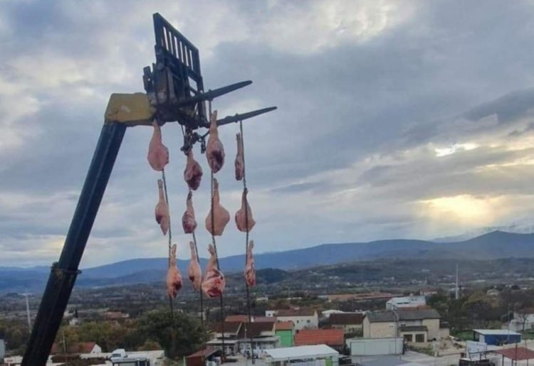 Dizalicom na zraku: Ovako se suši pršut u Imotskom