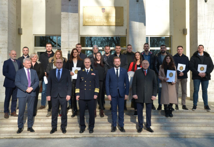 Ministar Banožić uručio ugovore vrhunskim sportašima