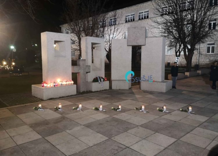Paljenjem svijeća na prvu godišnjicu Posušani se prisjetili tragično preminule mladeži