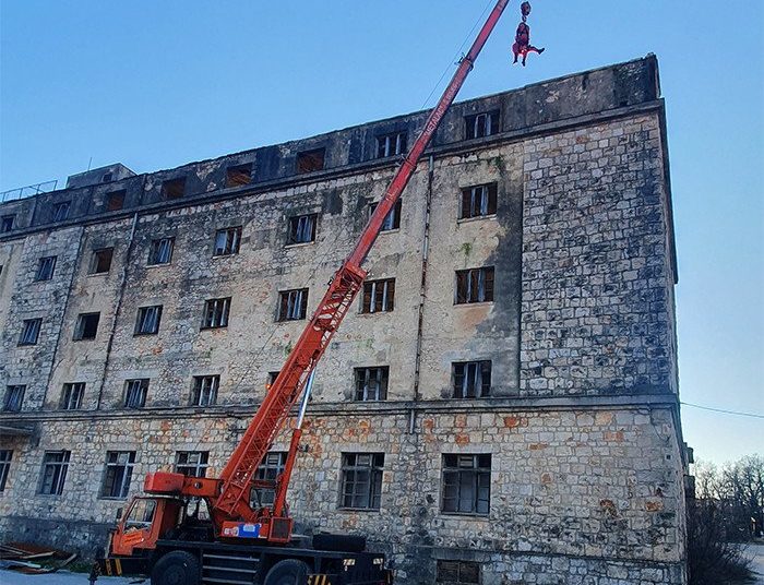 GSS Široki Brijeg uklonio dimnjak i 18 limenih dijelova krova s Duhanske stranice
