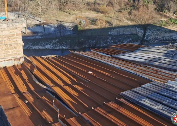 GSS Široki Brijeg uklonio dimnjak i 18 limenih dijelova krova s Duhanske stranice