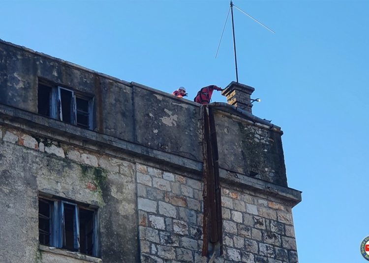 GSS Široki Brijeg uklonio dimnjak i 18 limenih dijelova krova s Duhanske stranice