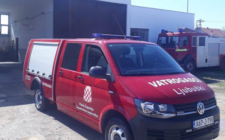 Ljubuški: Vatrogasci i policija provalili u stan kako bi spasili stariju ženu