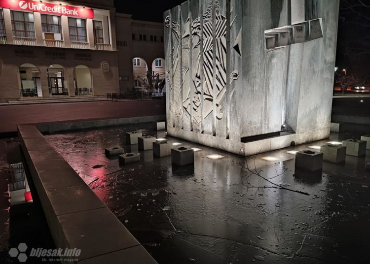 Ledom okovana mostarska fontana