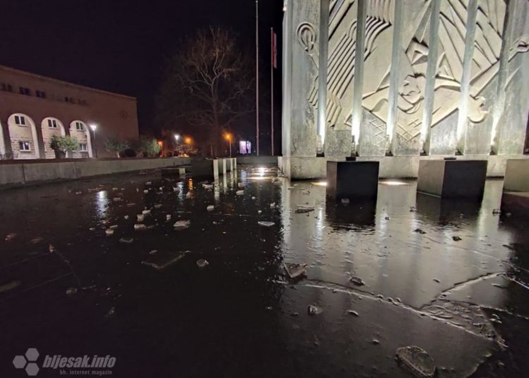 Ledom okovana mostarska fontana