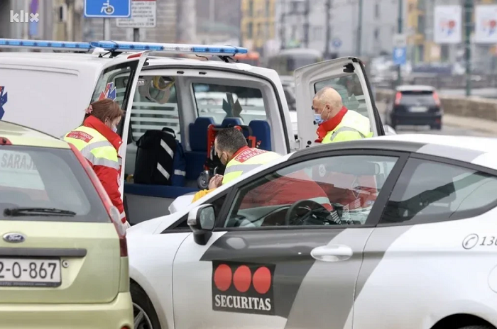 Pokušao prevariti bankarku u Sarajevu, pa se sam ozlijedio, odvezli ga i policija i hitna