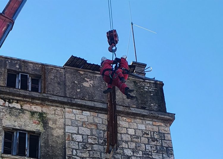 GSS Široki Brijeg uklonio dimnjak i 18 limenih dijelova krova s Duhanske stranice