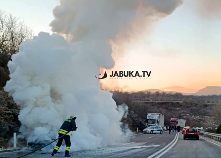 Automobil se zapalio u vožnji u Širokom Brijegu