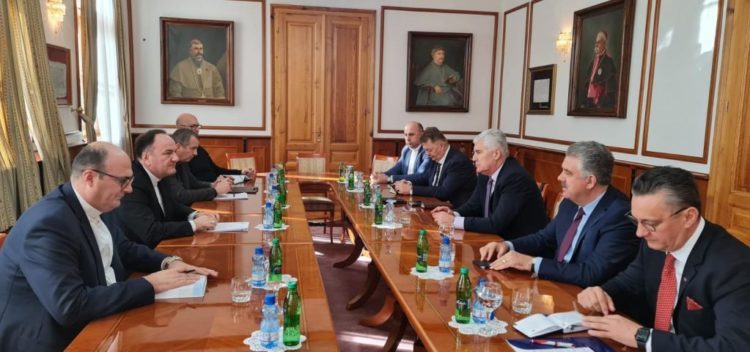Sastanak u Mostaru: Čović s izaslanstvom posjetio biskupa Palića