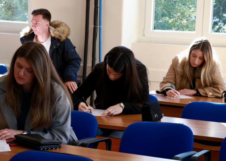 Široki Brijeg: Potpisani ugovori s dobitnicima studentskih stipendija