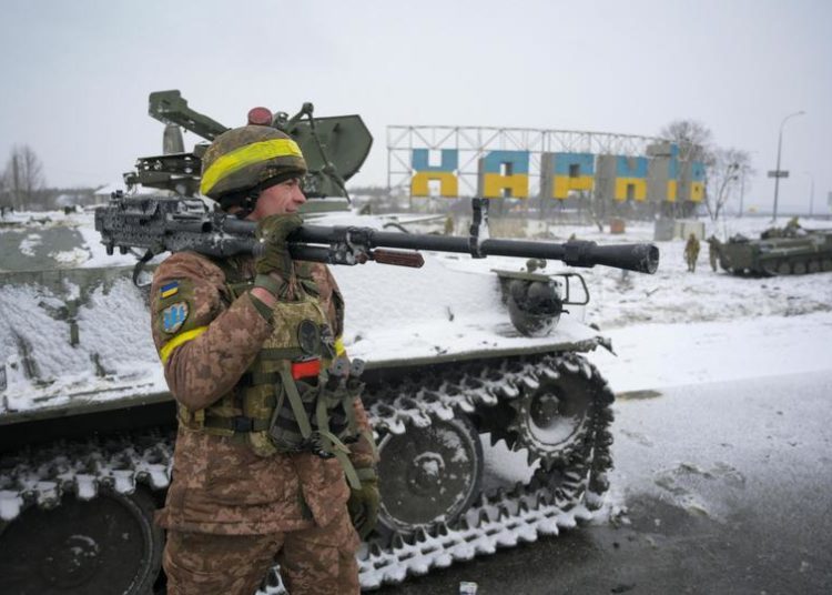 Borbe u Kijevu, raketom pogođena stambena zgrada; Rusi tvrde da su zauzeli važan grad