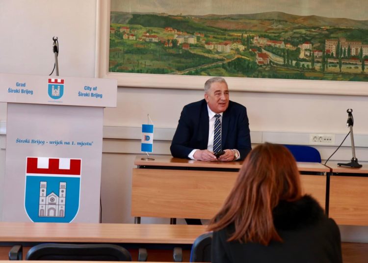 Široki Brijeg: Potpisani ugovori s dobitnicima studentskih stipendija