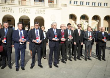 Predsjedništvo HNS-a uoči zasjedanja položilo vijenac za poginule branitelje