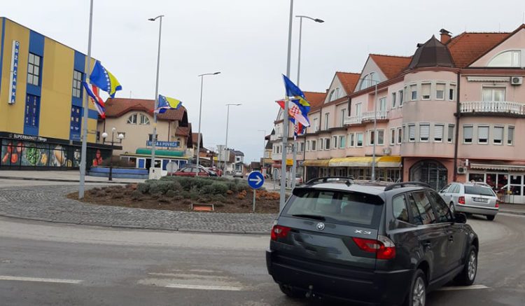 Za dan Općine ujutro postavili zastave Herceg-Bosne, poslijepodne uklonjene