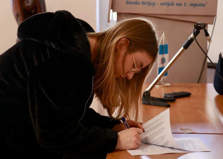 Široki Brijeg: Potpisani ugovori s dobitnicima studentskih stipendija