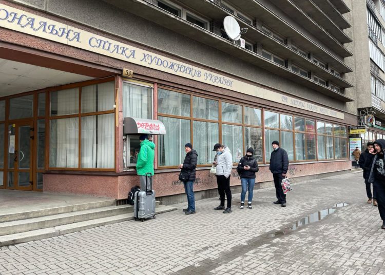 Hrvat iz Ukrajine: ‘Napad je i na zapadu, ljudi podižu novac, toče gorivo i bježe u Poljsku’