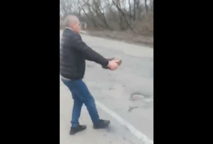 Ukrajinac golim rukama uklonio minu