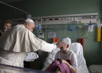 Papa Franjo posjetio ukrajinsku djecu u bolnici u Rimu