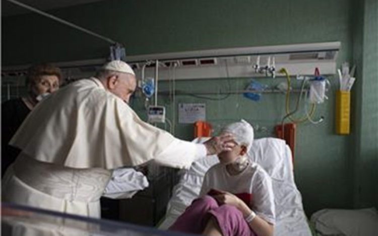 Papa Franjo posjetio ukrajinsku djecu u bolnici u Rimu