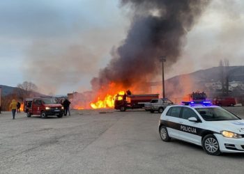 Veliki požar izbio na carinskom terminalu u Grudama