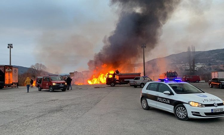 Veliki požar izbio na carinskom terminalu u Grudama