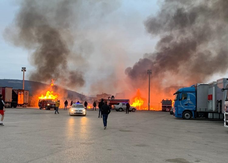 Veliki požar izbio na carinskom terminalu u Grudama