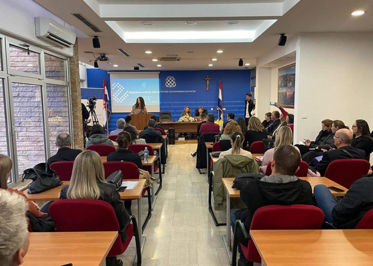 Prezentacija u ŽZH: Procjena digitalne zrelosti škola