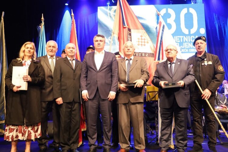 FOTO/VIDEO Milanović odlikovao Zborna područja HVO-a i posthumno generala Lozančića