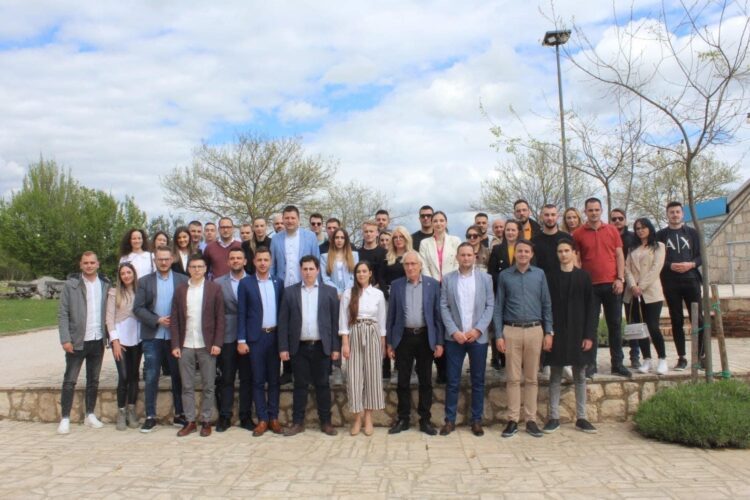 Mladež HDZ-a BiH Županije Zapadnohercegovačke i Mladež HDZ Splitsko-dalmatinske županije održali su zajedničku sjednicu u Grudama