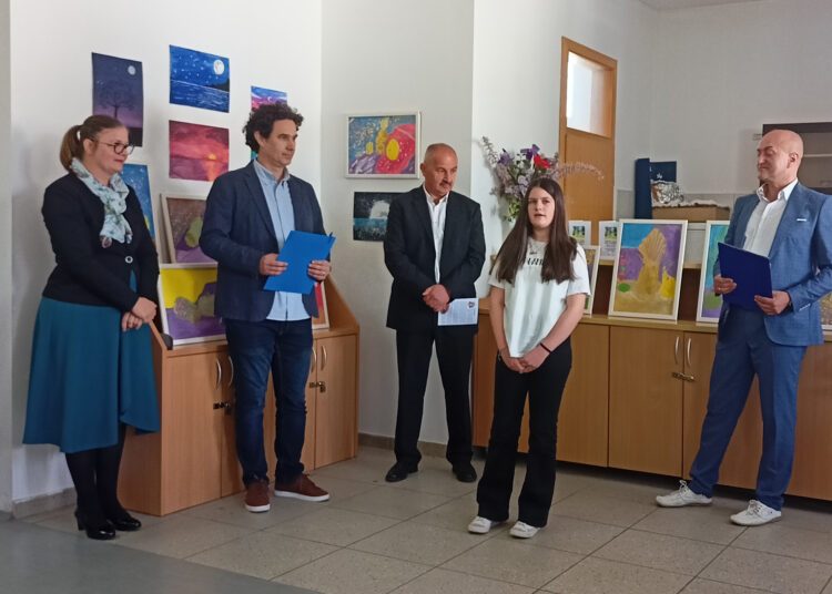 Otvorenje izložbe mr. Arsa sacra Kristine Ćavar i odabranih dječijih radova Prve osnovne škole