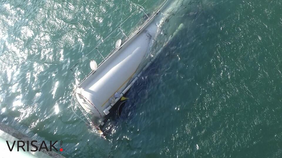 Cisterna sletjela u Neretvu