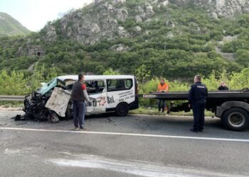 Detalji nesreće: Kombi prešao u traku cisterne, vozač još u jezeru