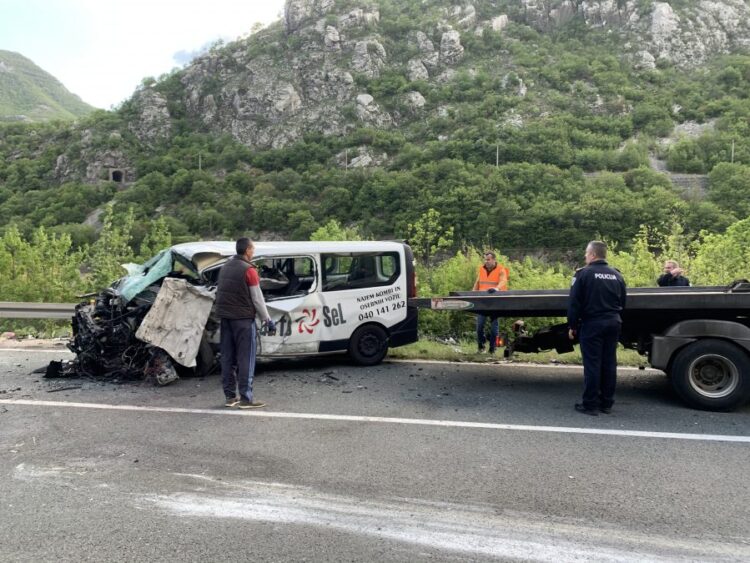 Detalji nesreće: Kombi prešao u traku cisterne, vozač još u jezeru