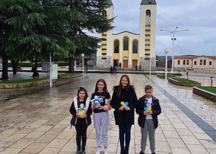Ukrajinci pozvali djecu iz Mokrog na rastanak, pripremili im ručno rađene poklone