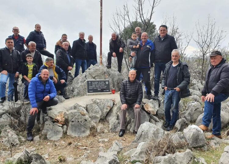 Na Budimu iznad Kočerina postavljena spomen ploča za poginule i umrle hrvatske branitelje