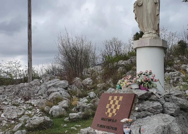 Na Budimu iznad Kočerina postavljena spomen ploča za poginule i umrle hrvatske branitelje