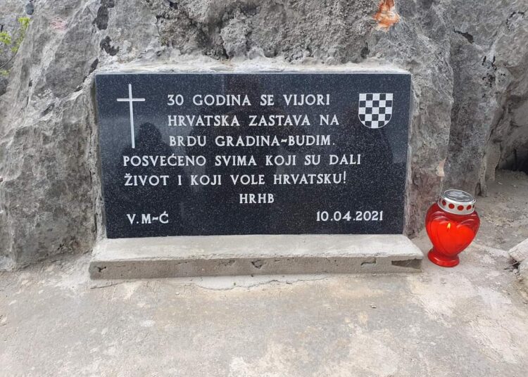 Na Budimu iznad Kočerina postavljena spomen ploča za poginule i umrle hrvatske branitelje