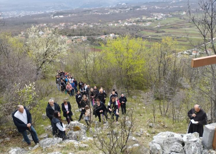 U Mokrom održana pobožnost Puta križa uz Gradinu