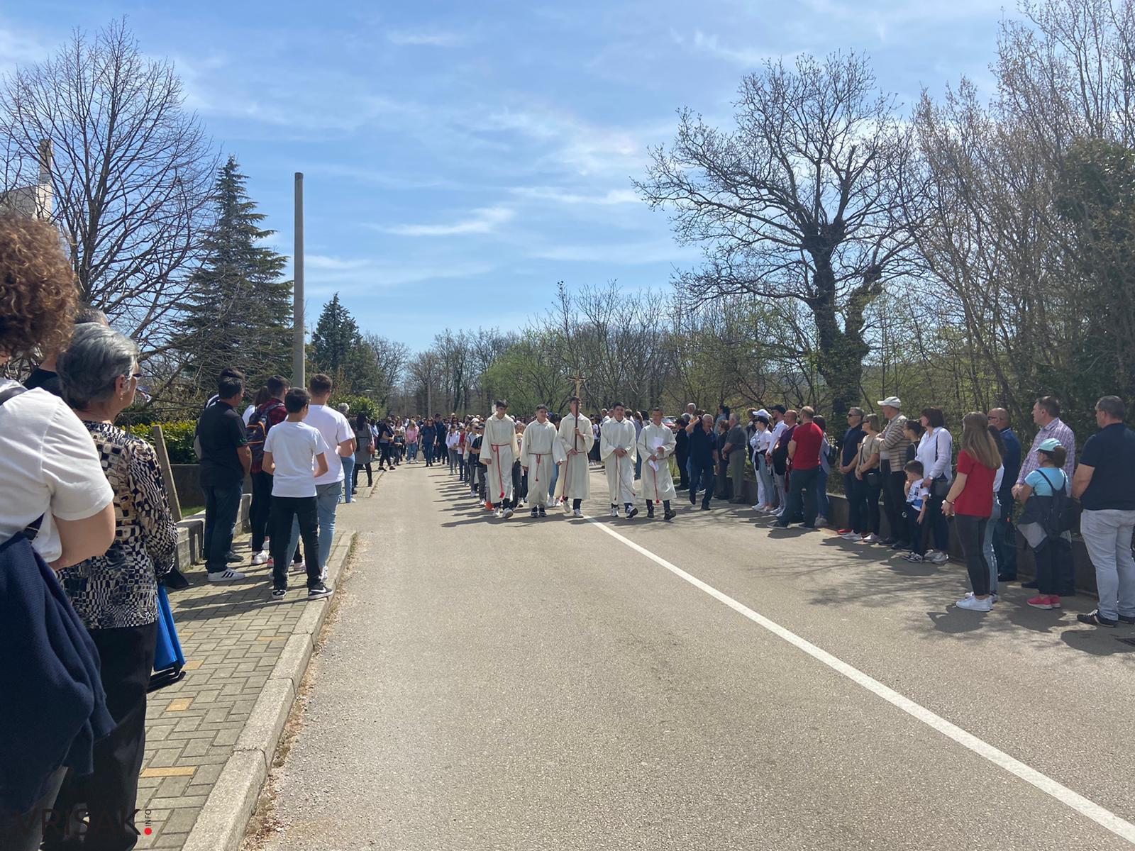 Veliki broj vjernika na Putu križa od Uzarića do Širokog Brijega