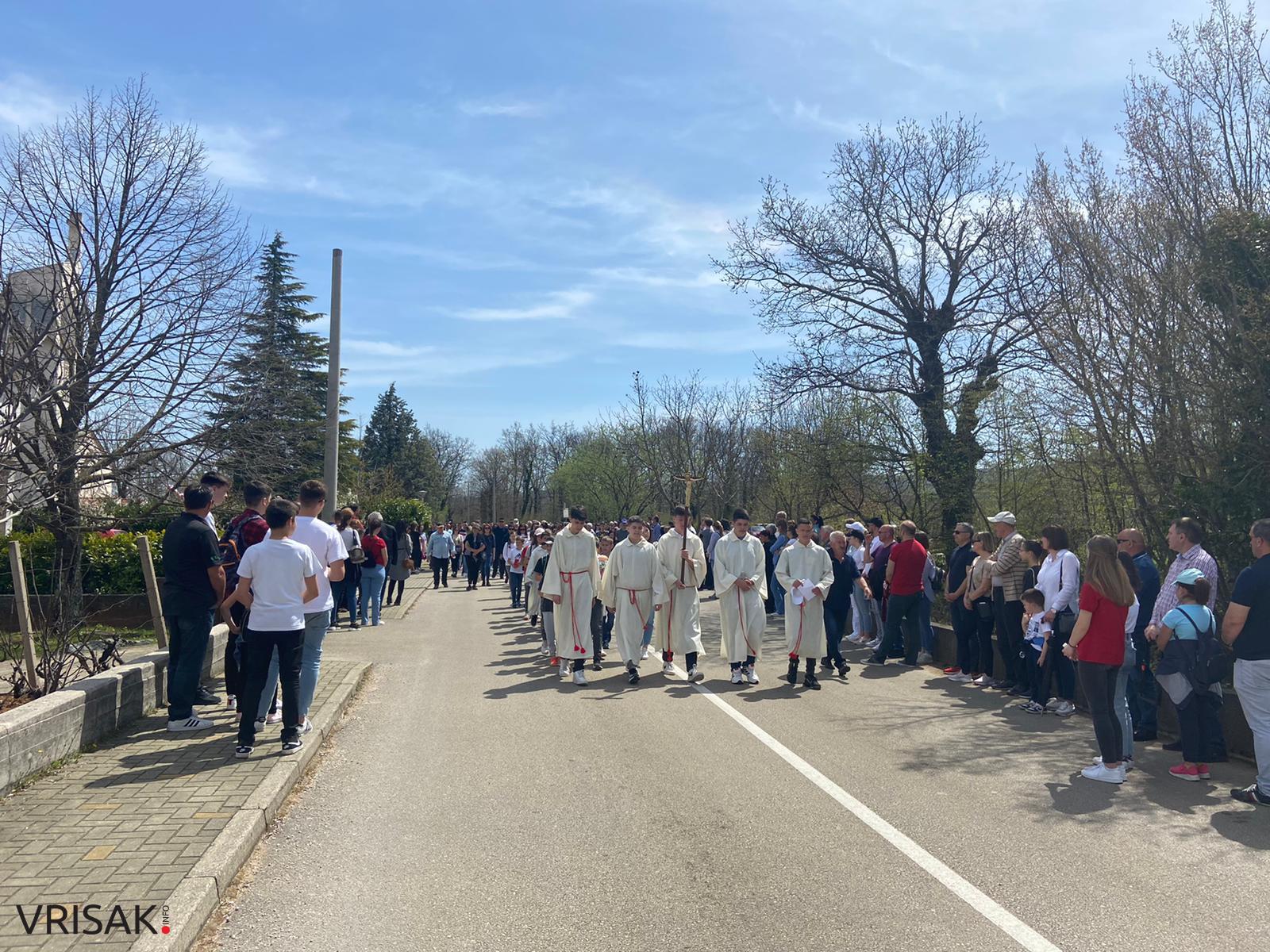 Veliki broj vjernika na Putu križa od Uzarića do Širokog Brijega
