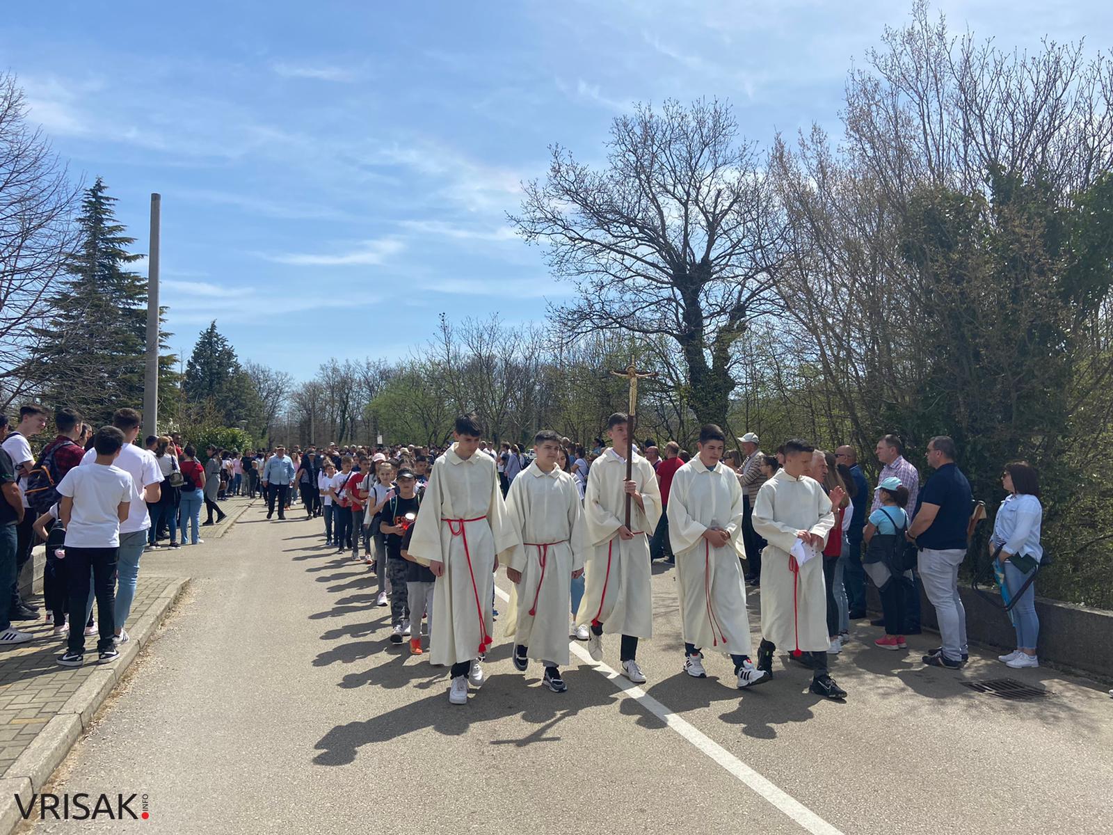 Veliki broj vjernika na Putu križa od Uzarića do Širokog Brijega