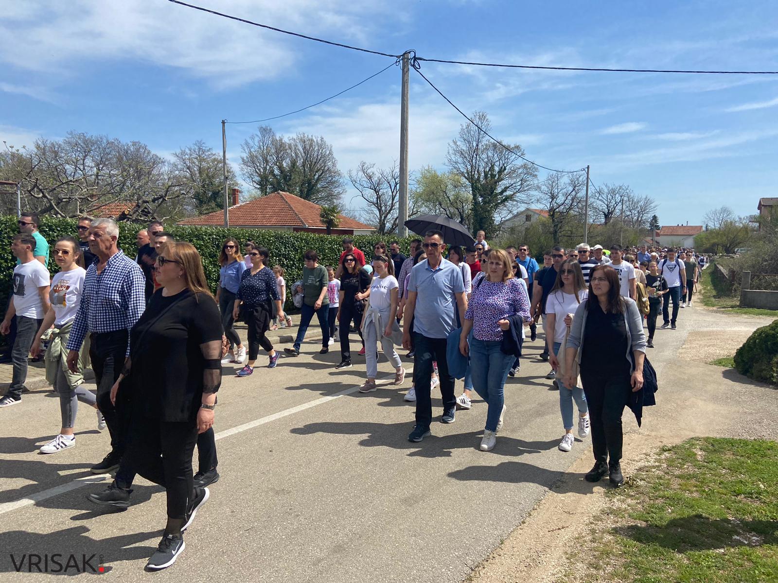 Veliki broj vjernika na Putu križa od Uzarića do Širokog Brijega