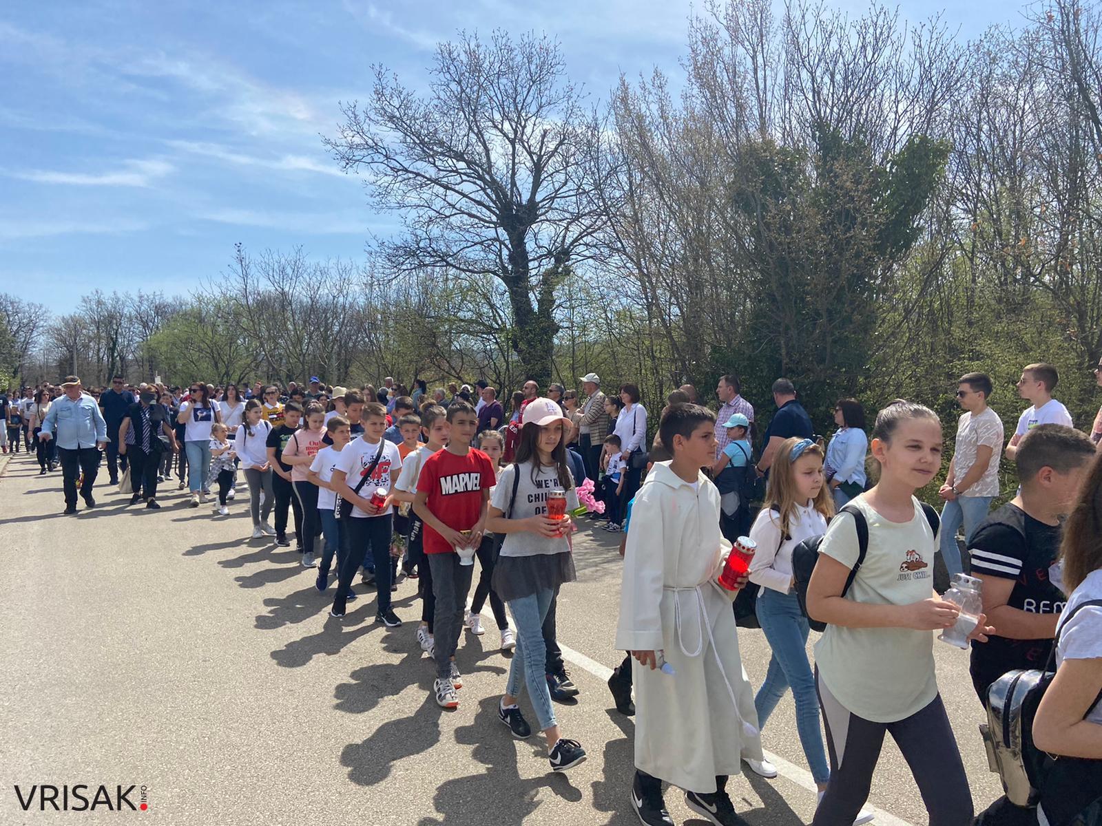 Veliki broj vjernika na Putu križa od Uzarića do Širokog Brijega