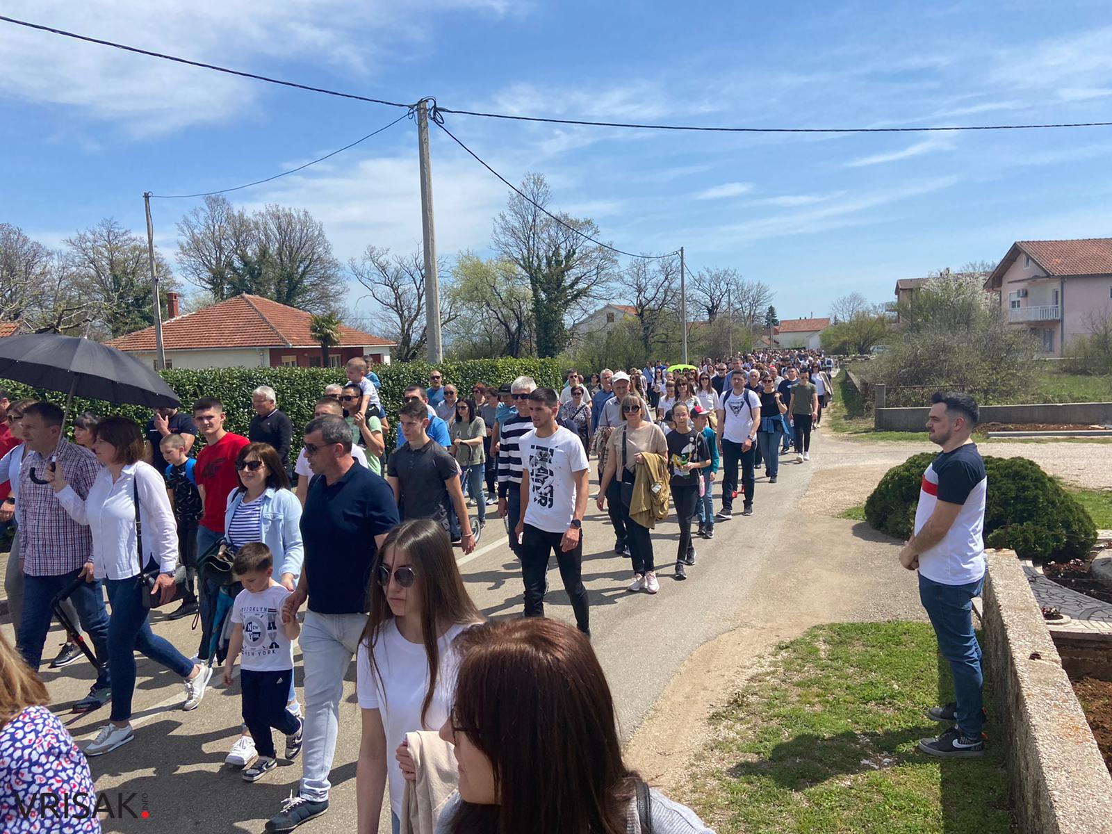 Veliki broj vjernika na Putu križa od Uzarića do Širokog Brijega