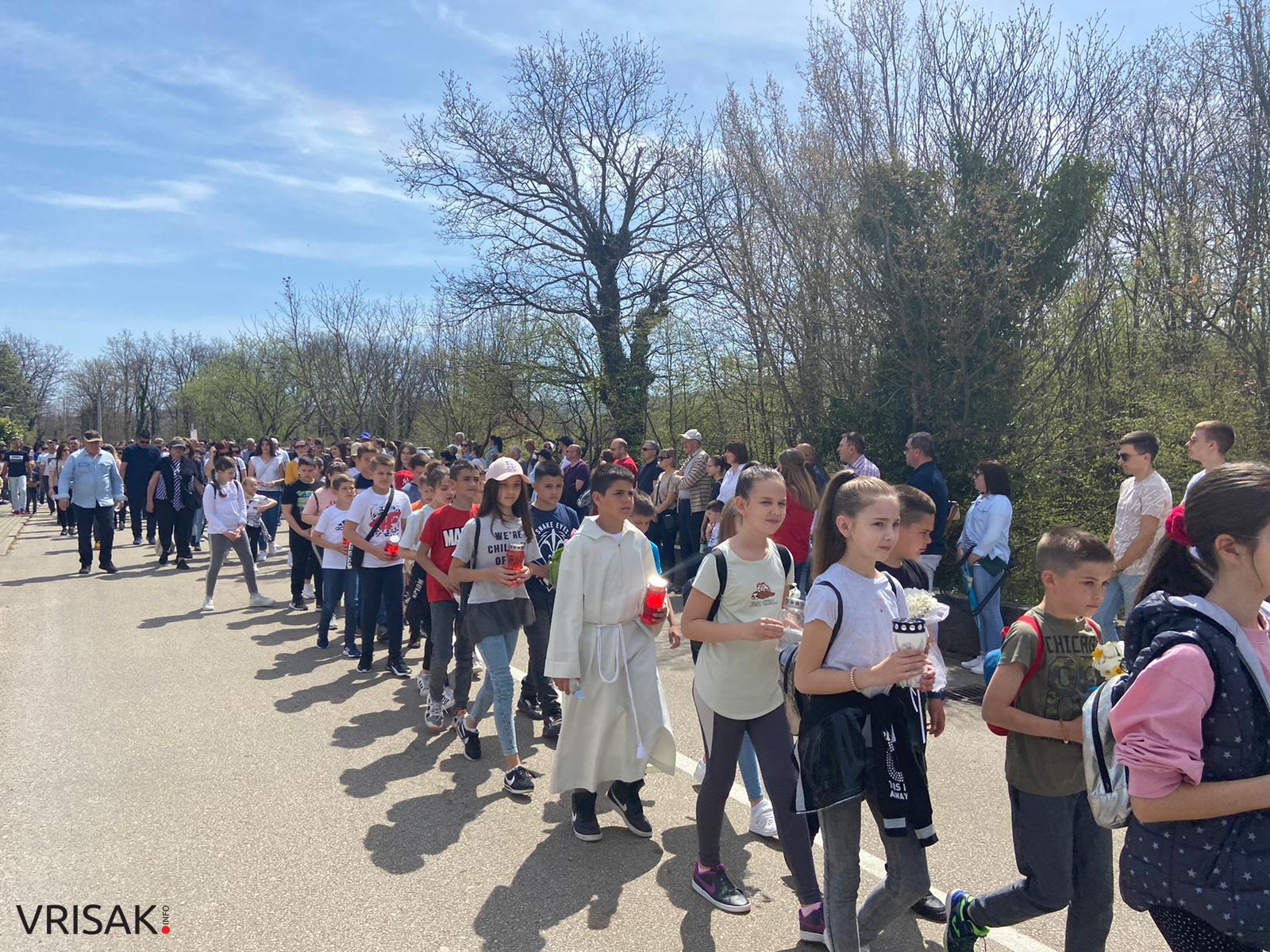 Veliki broj vjernika na Putu križa od Uzarića do Širokog Brijega