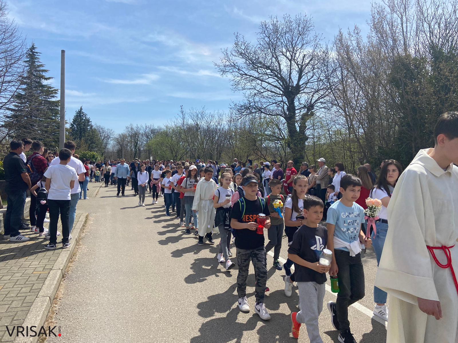 Veliki broj vjernika na Putu križa od Uzarića do Širokog Brijega