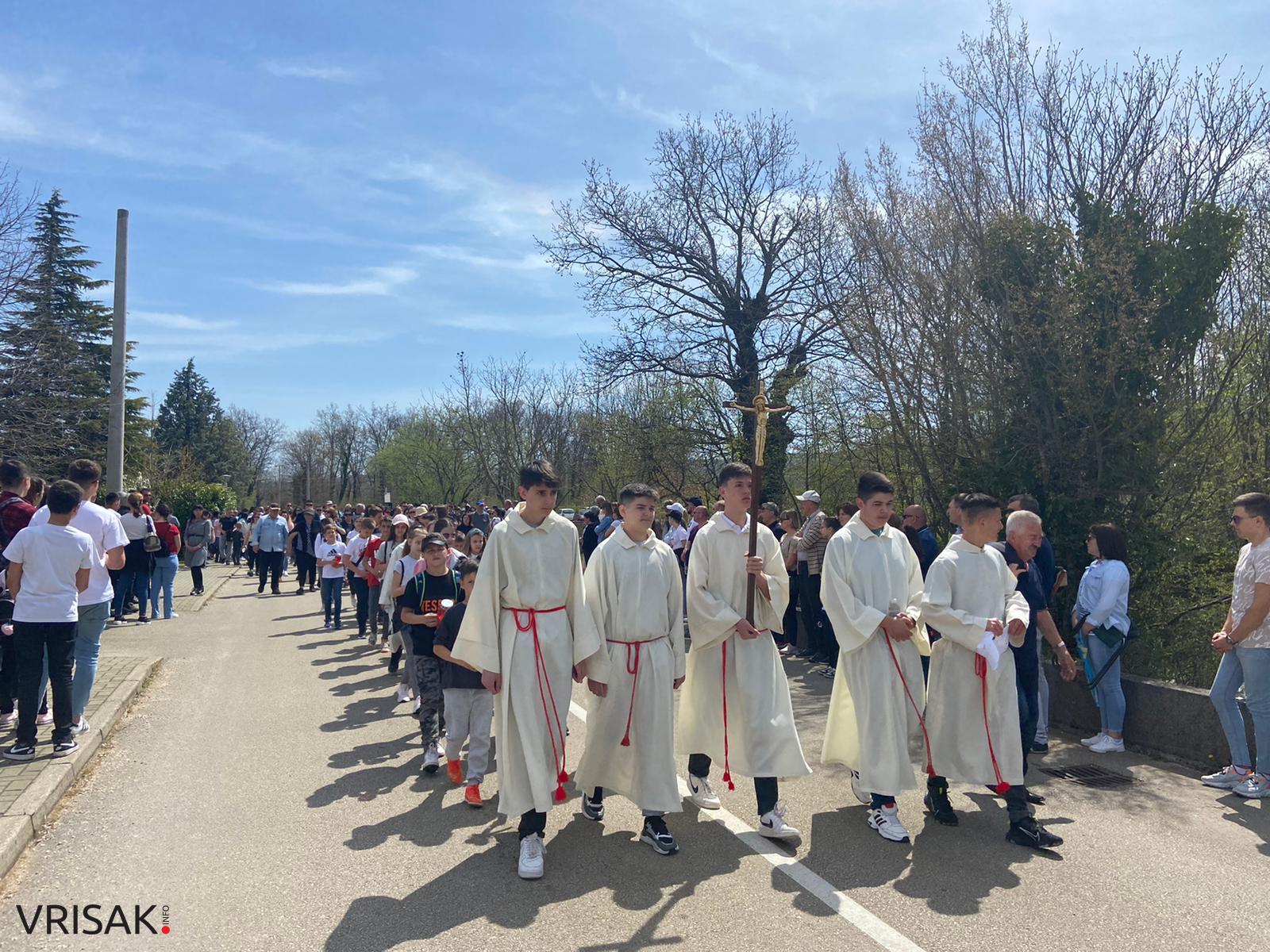 Veliki broj vjernika na Putu križa od Uzarića do Širokog Brijega