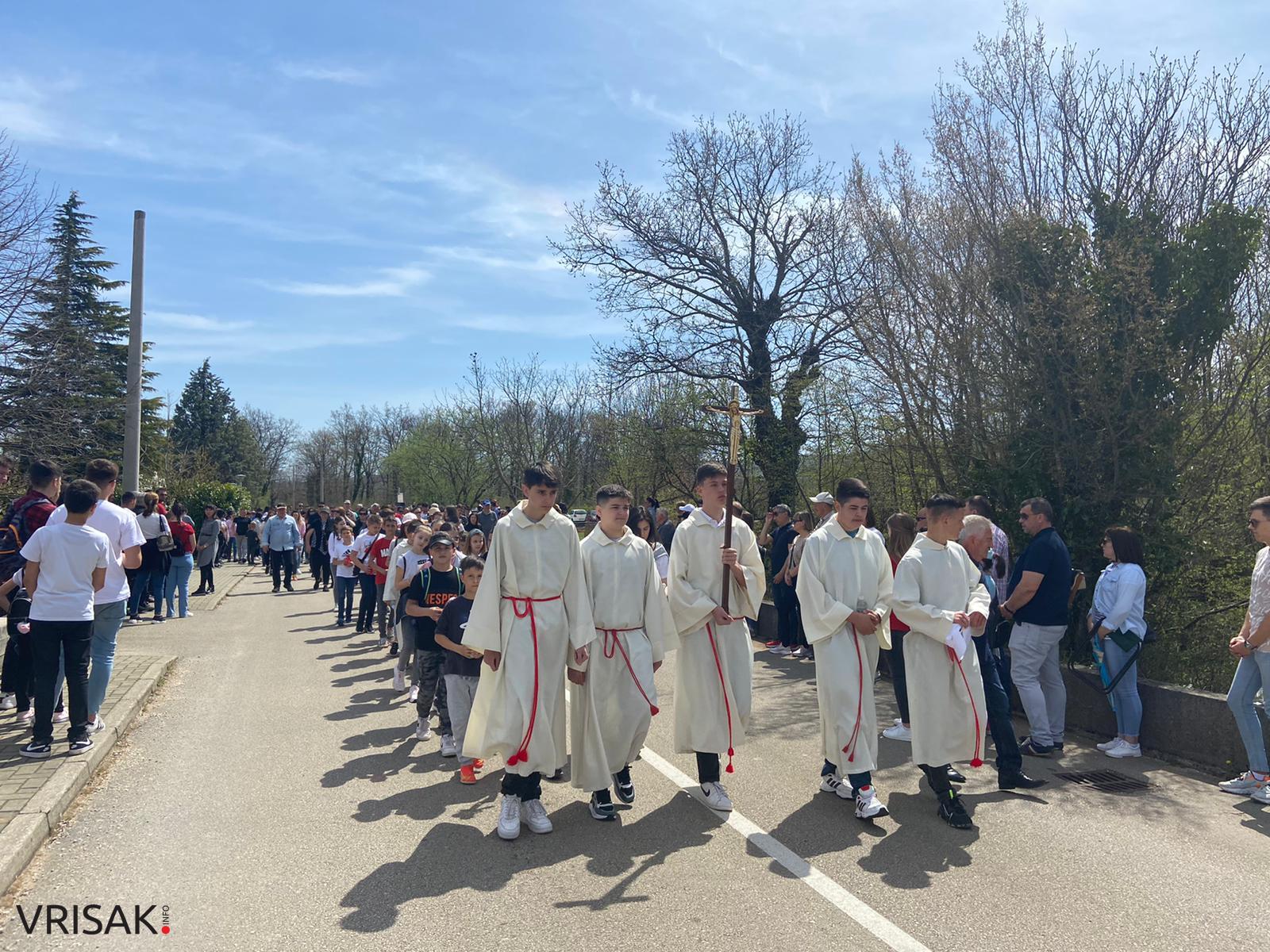 Veliki broj vjernika na Putu križa od Uzarića do Širokog Brijega