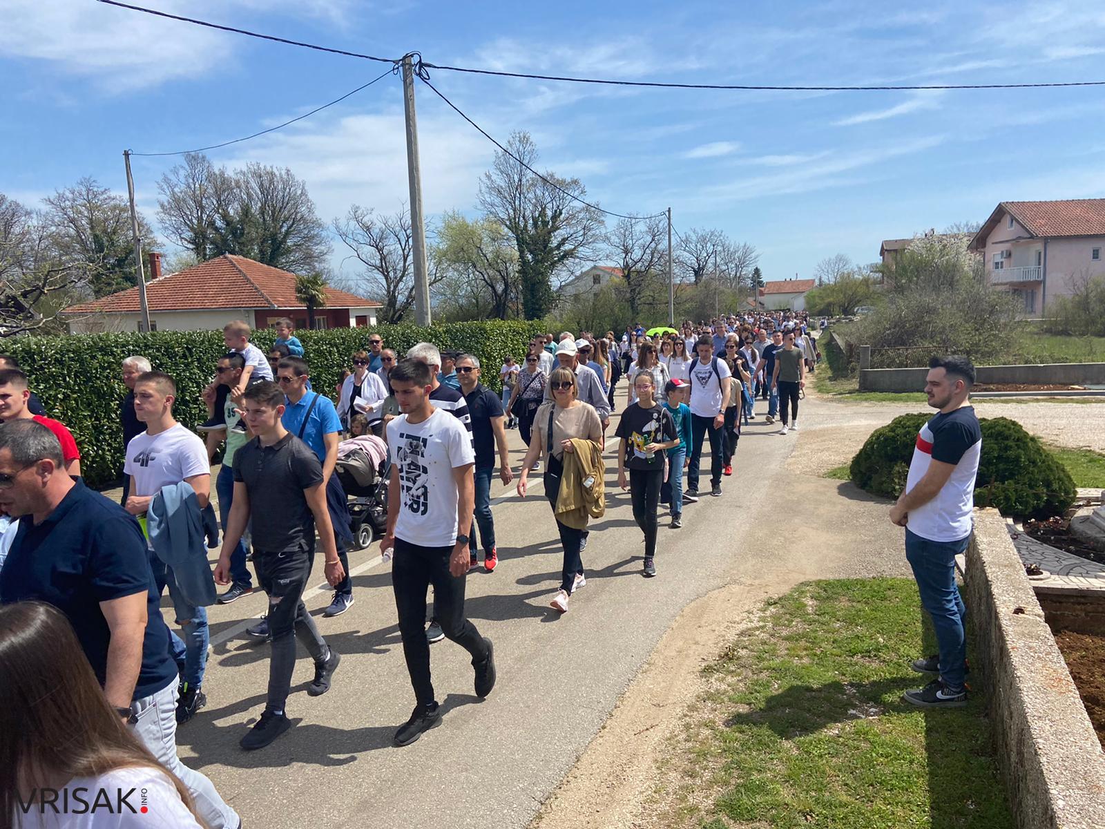 Veliki broj vjernika na Putu križa od Uzarića do Širokog Brijega