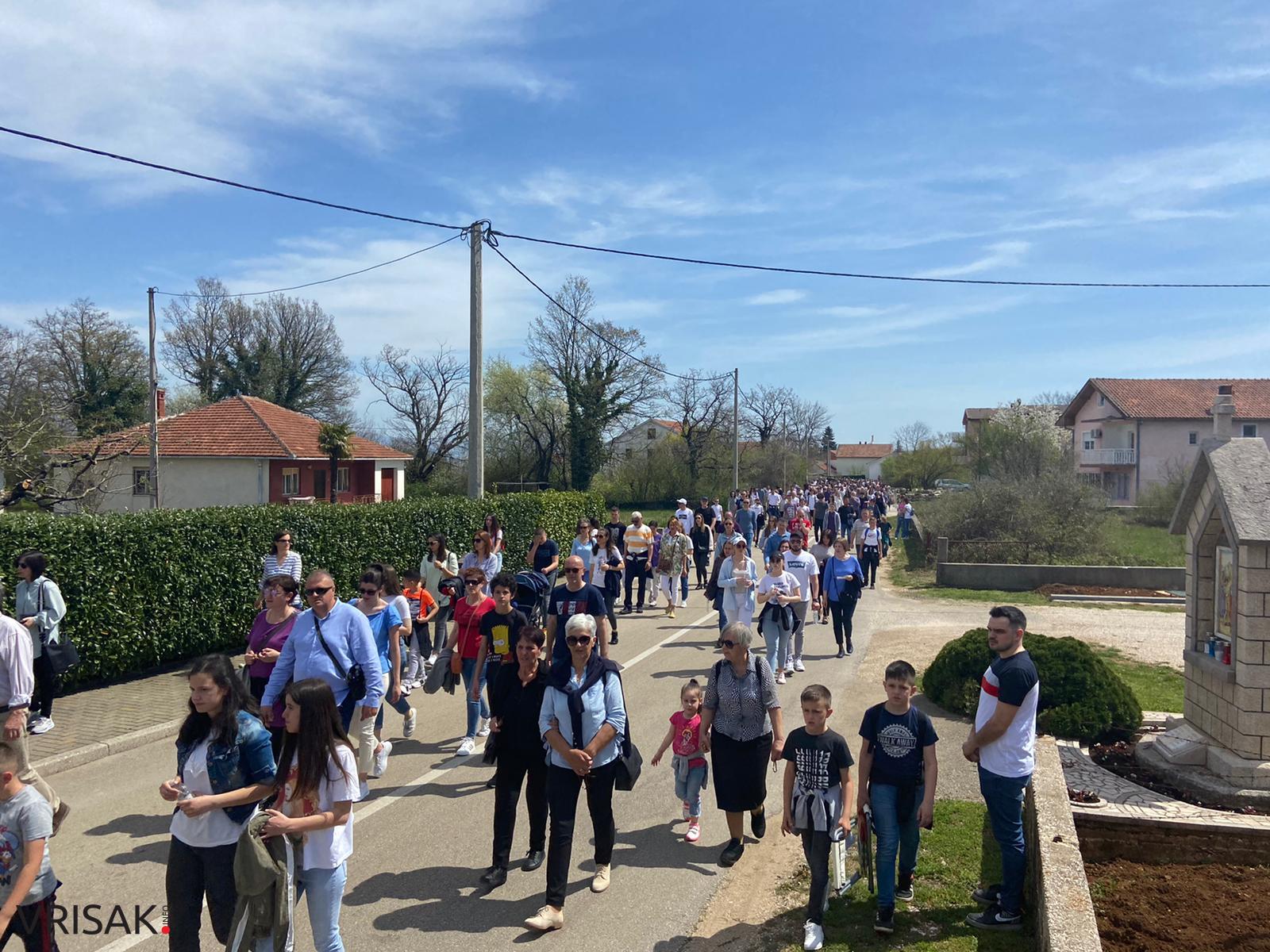 Veliki broj vjernika na Putu križa od Uzarića do Širokog Brijega